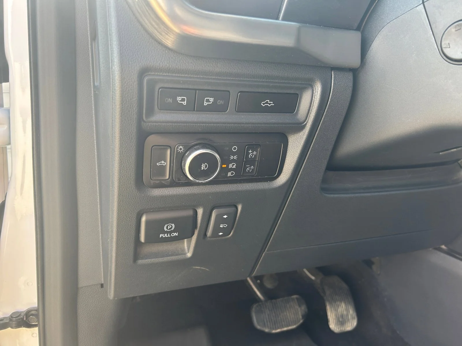 Used 2023 WHITE Ford LARIAT SuperCrew image 16