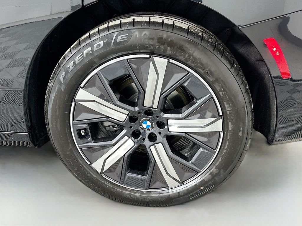 Used 2026 Black Sapphire Metallic BMW xDrive60 image 23