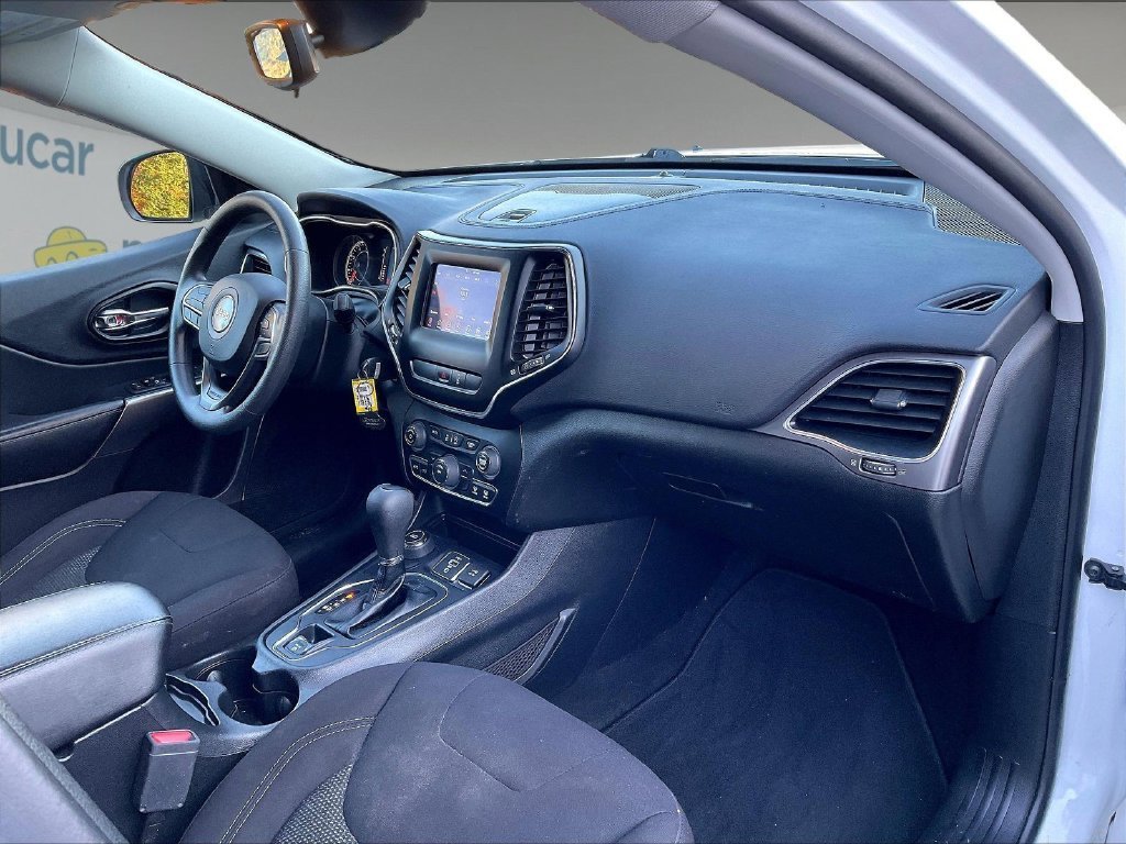 Used 2021 White Jeep Latitude image 14