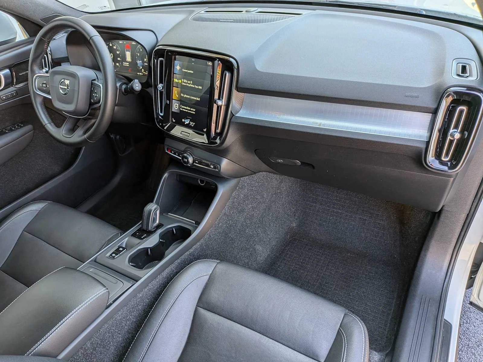 Used 2020 White Volvo Momentum image 31