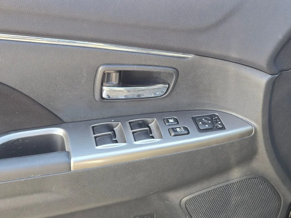 Used 2021 Black Mitsubishi ES image 17