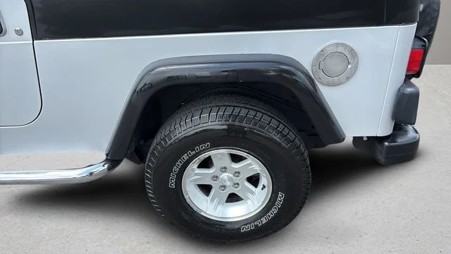 Used 2006 Silver Jeep Unlimited image 40