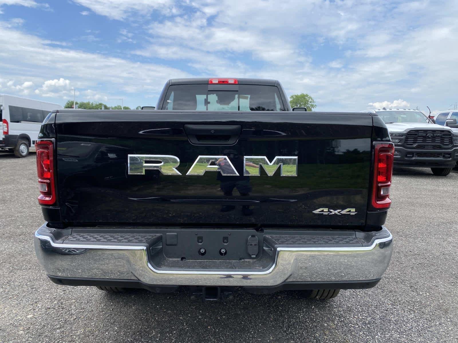 New 2026 Diamond Black Crystal Pearl-Coat Exterior Paint RAM Tradesman image 4