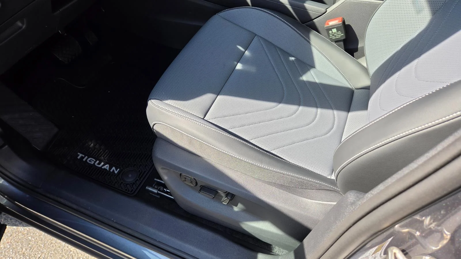 New 2026 Platinum Gray Metallic Volkswagen SE image 22