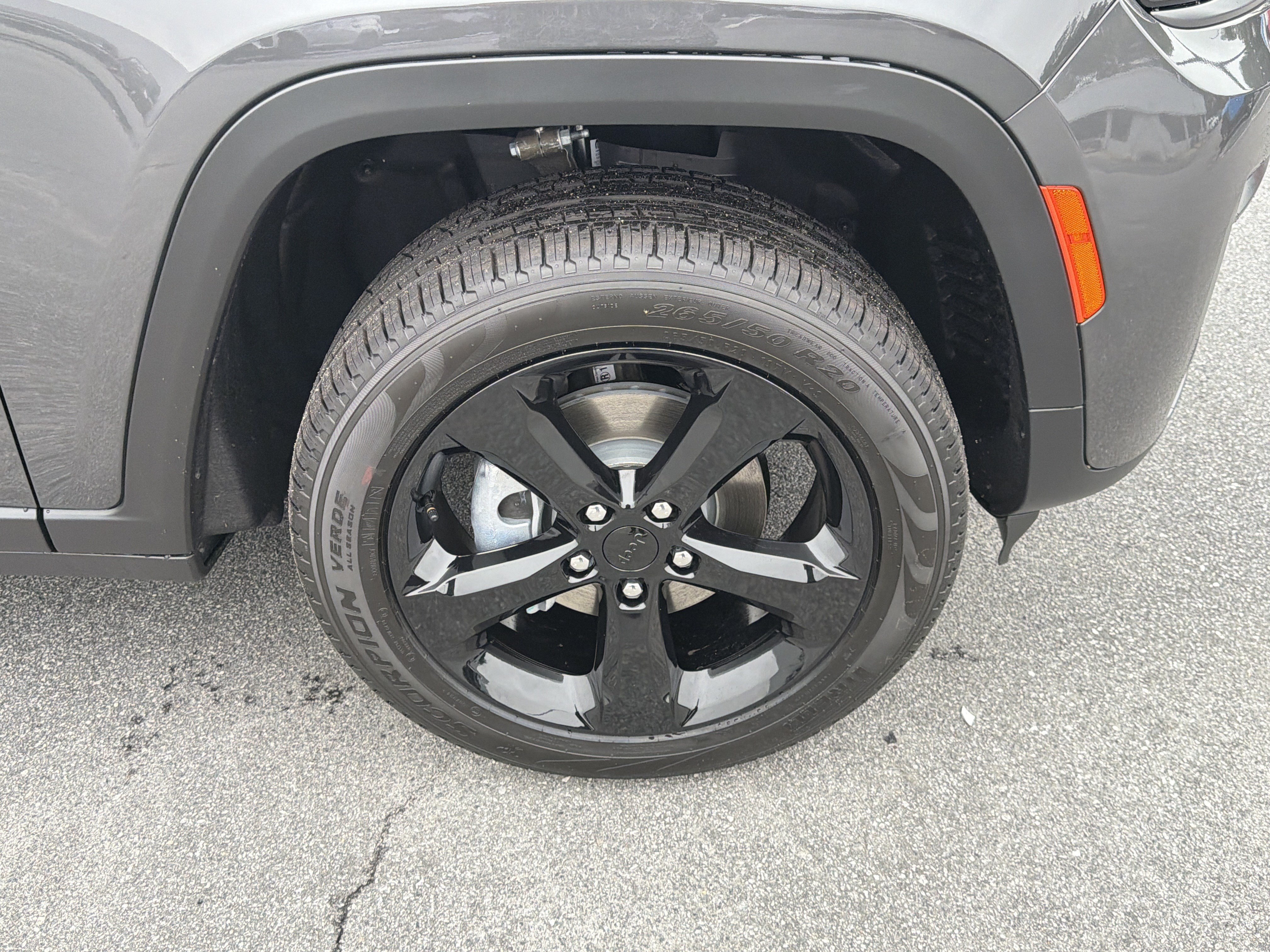 New 2026 Baltic Gray Metallic Clear-Coat Exterior Paint Jeep Limited image 14