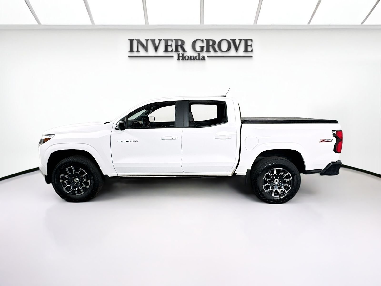 Used 2023 Summit White Chevrolet Z71 image 8