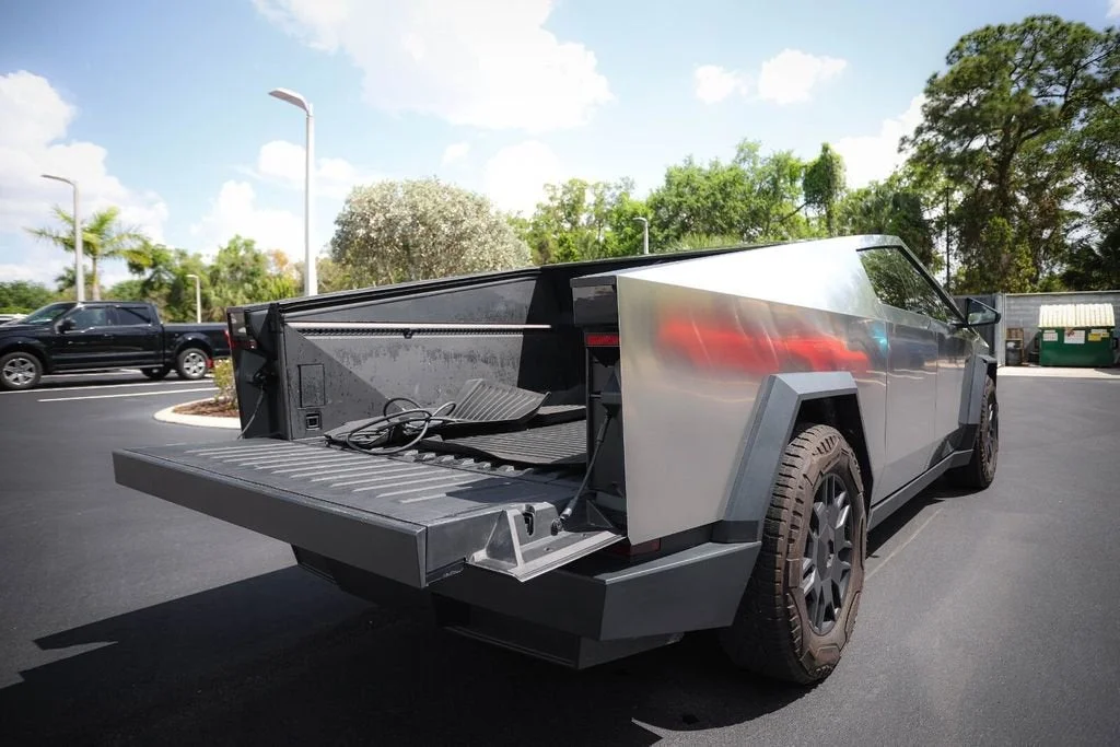 2024 Tesla Cybertruck Base - Photo 16