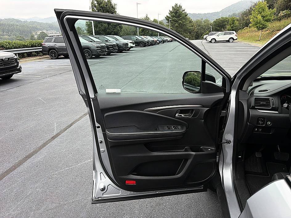 Used 2019 Lunar Silver Metallic Honda Sport image 9