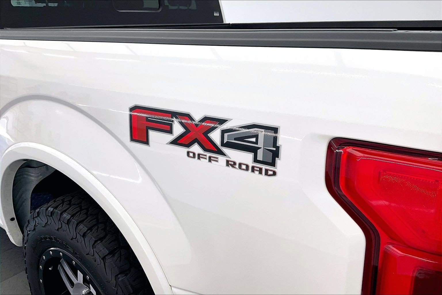 Used 2018 White Platinum Metallic Tri-Coat Ford LARIAT image 6