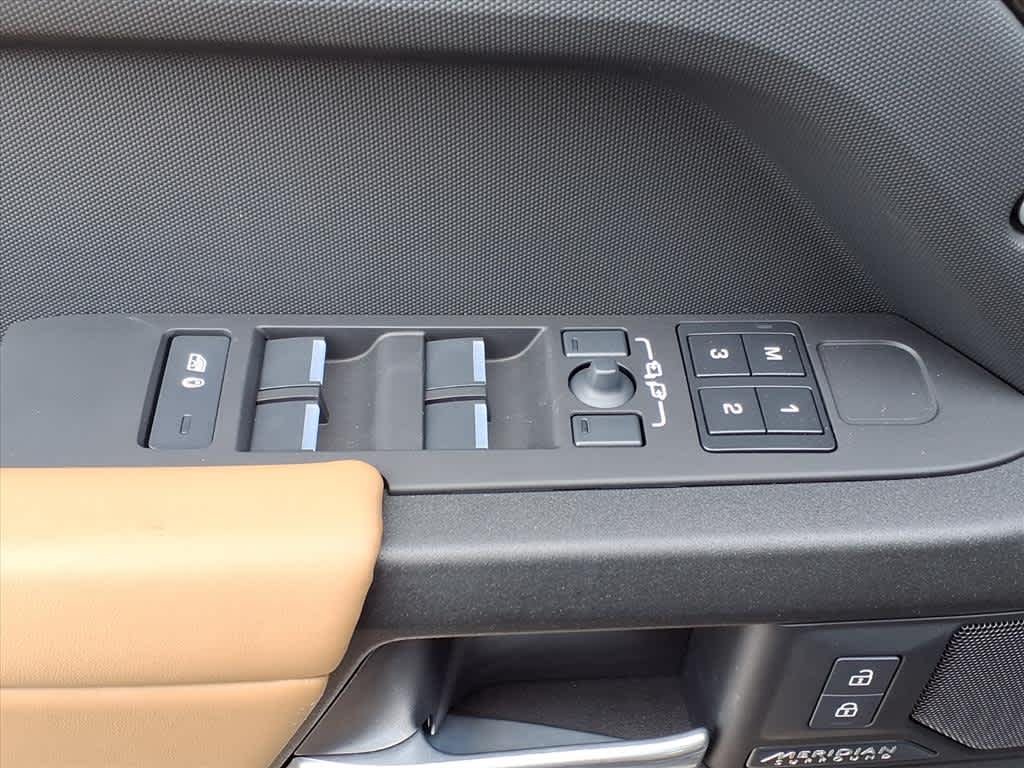 2025 Land Rover Defender V8 - Photo 11
