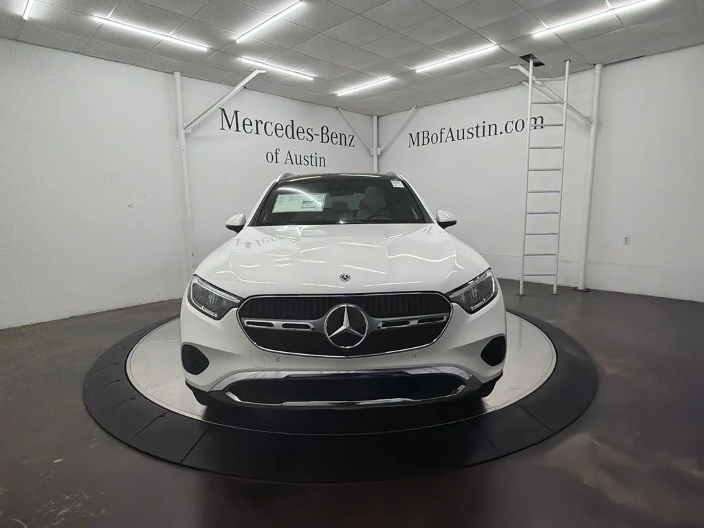 New 2027 White Mercedes-Benz GLC 300 image 2
