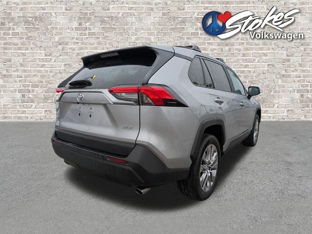 Used 2022 Silver Toyota XLE Premium image 4