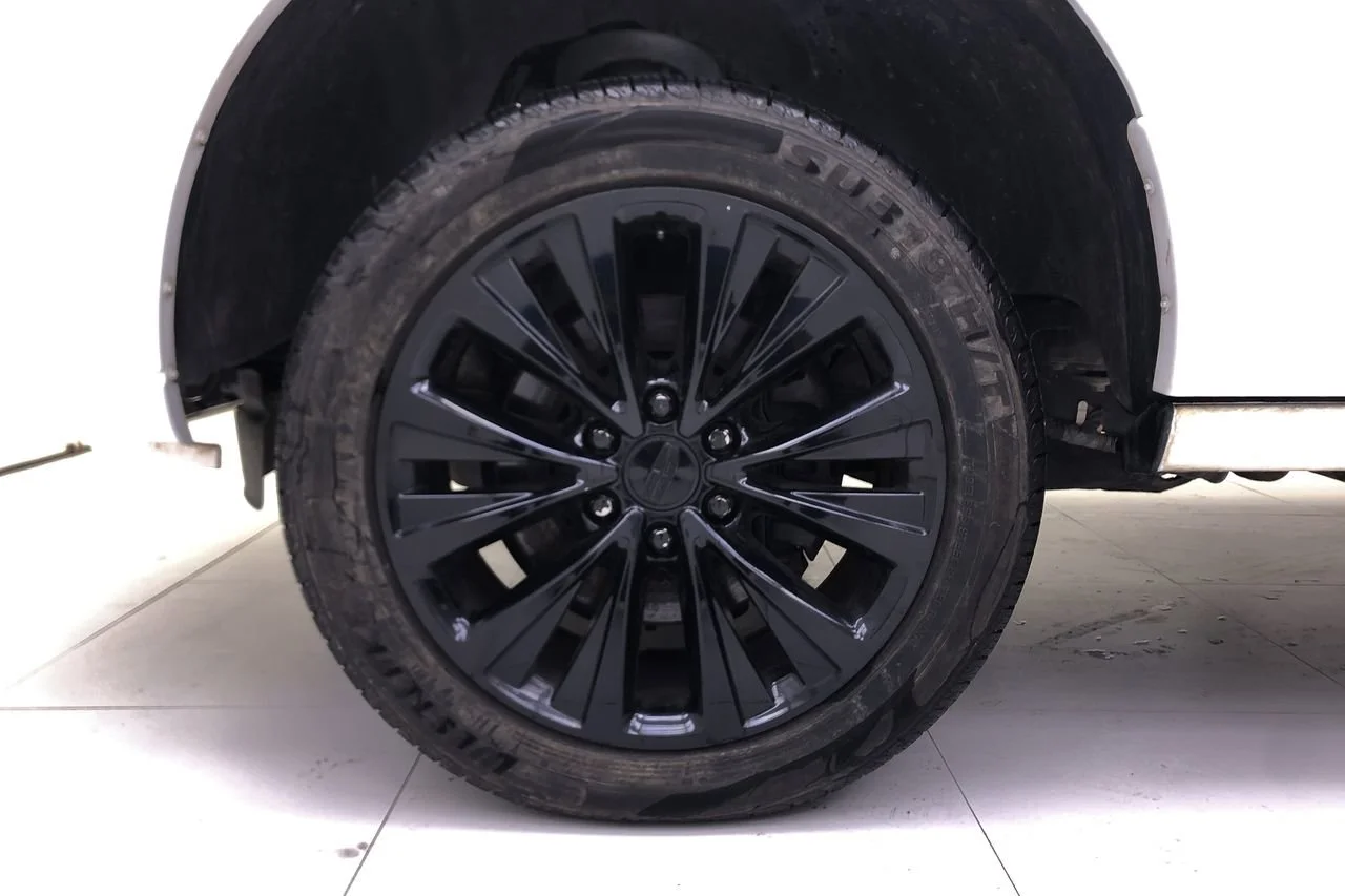Used 2015 White Platinum Lincoln  image 18