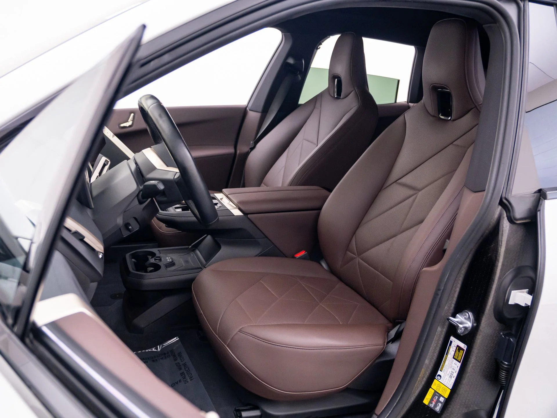 Used 2024 White BMW xDrive50 image 18