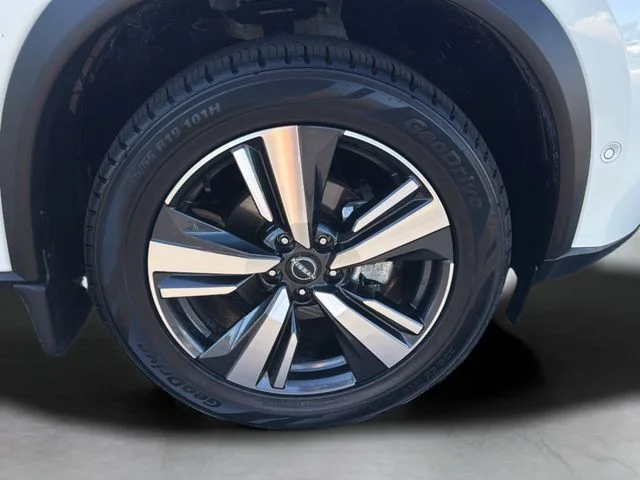Used 2023 White Nissan Platinum image 9