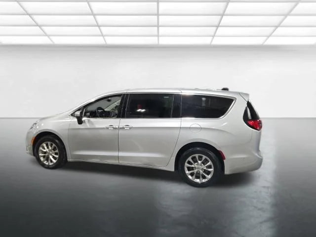 Used 2023 Silver Chrysler Touring L image 7