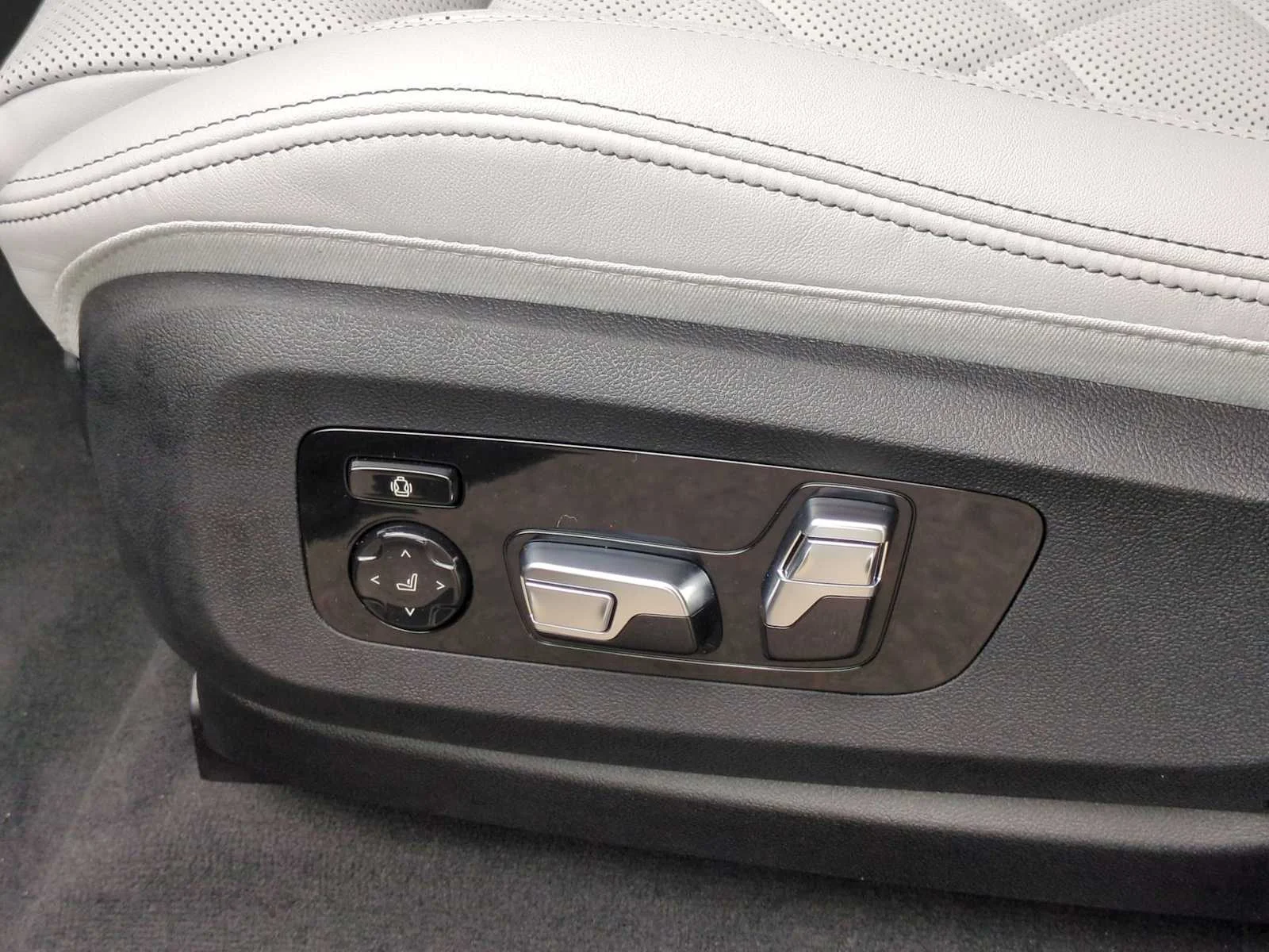 New 2026 Black Sapphire Metallic BMW xDrive40i image 17