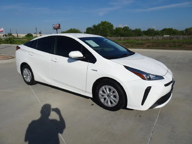 Used 2020 Super White Toyota LE image 3