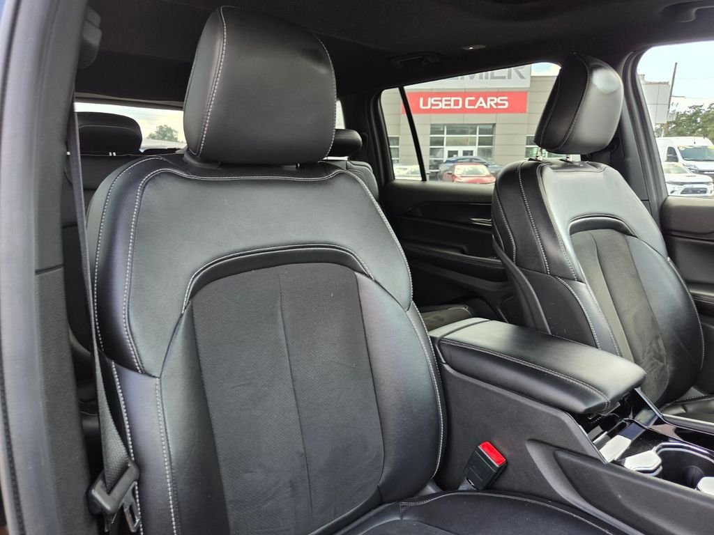 Used 2023 Black Jeep Altitude image 31