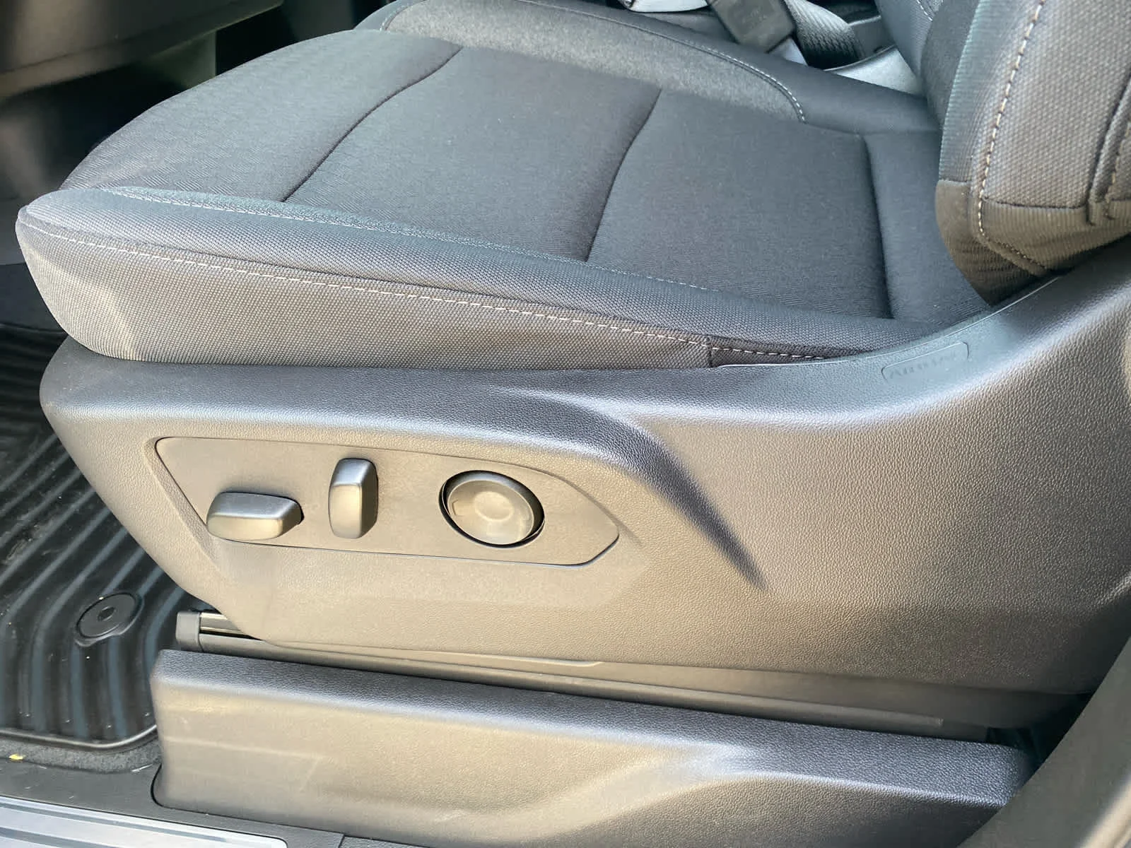 New 2026 Summit White GMC SLE image 9