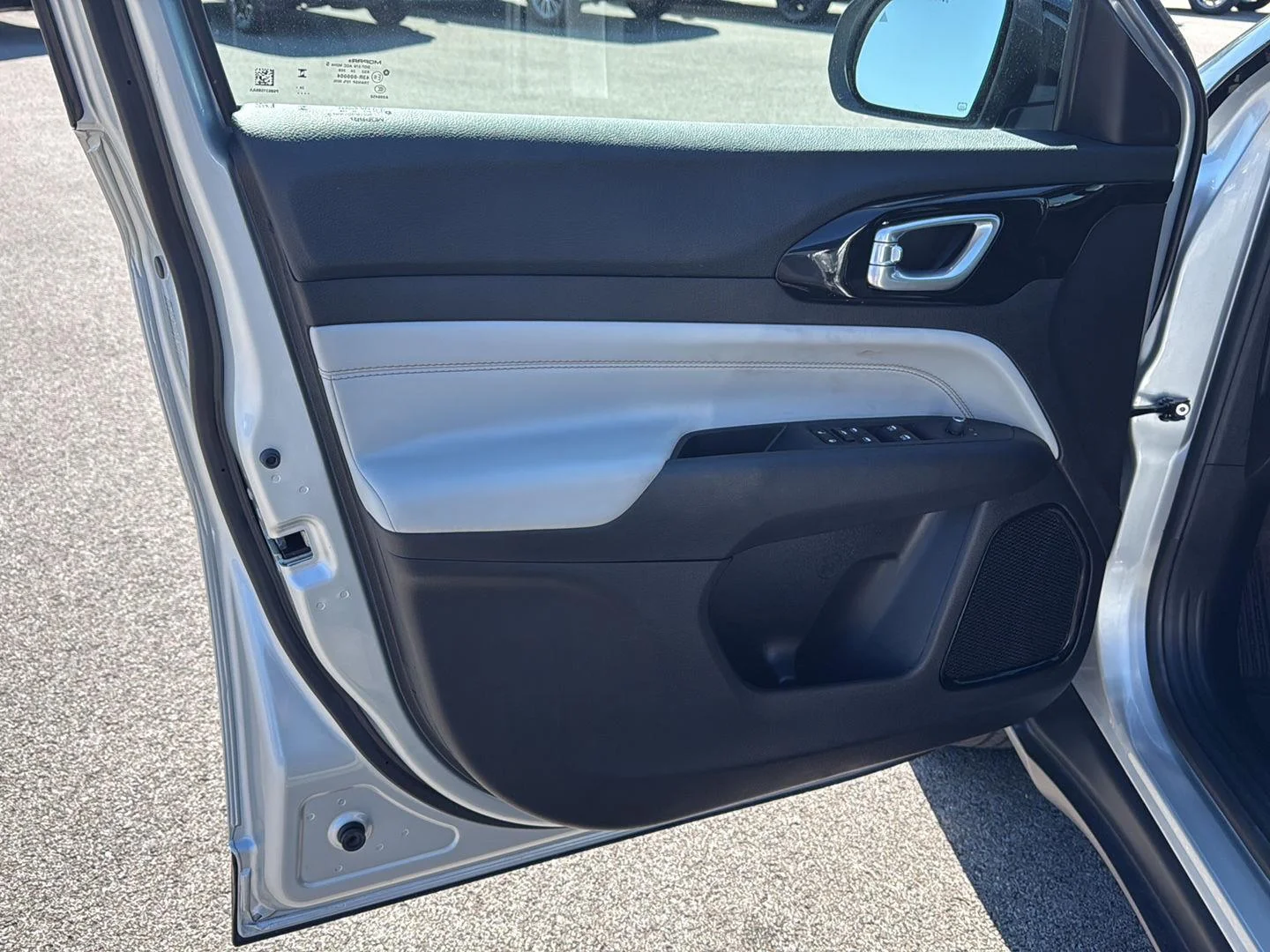 Used 2025 Silver Zynith Metallic Clearcoat Jeep Limited image 18