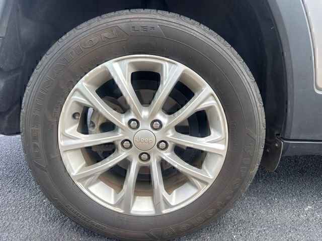 Used 2019 Silver Jeep Latitude image 6