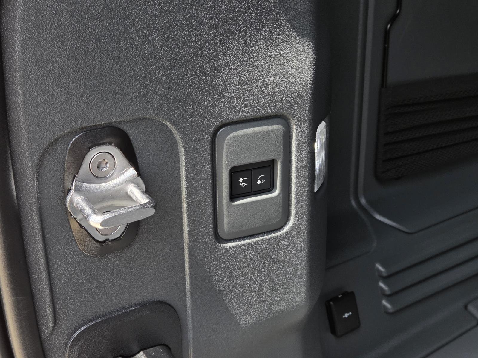 Used 2023  Land Rover X-Dynamic SE image 12