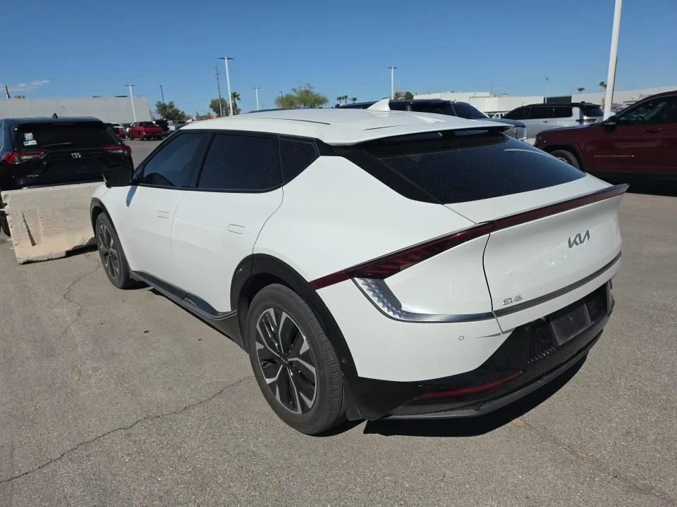 Used 2022 White Kia Wind image 2
