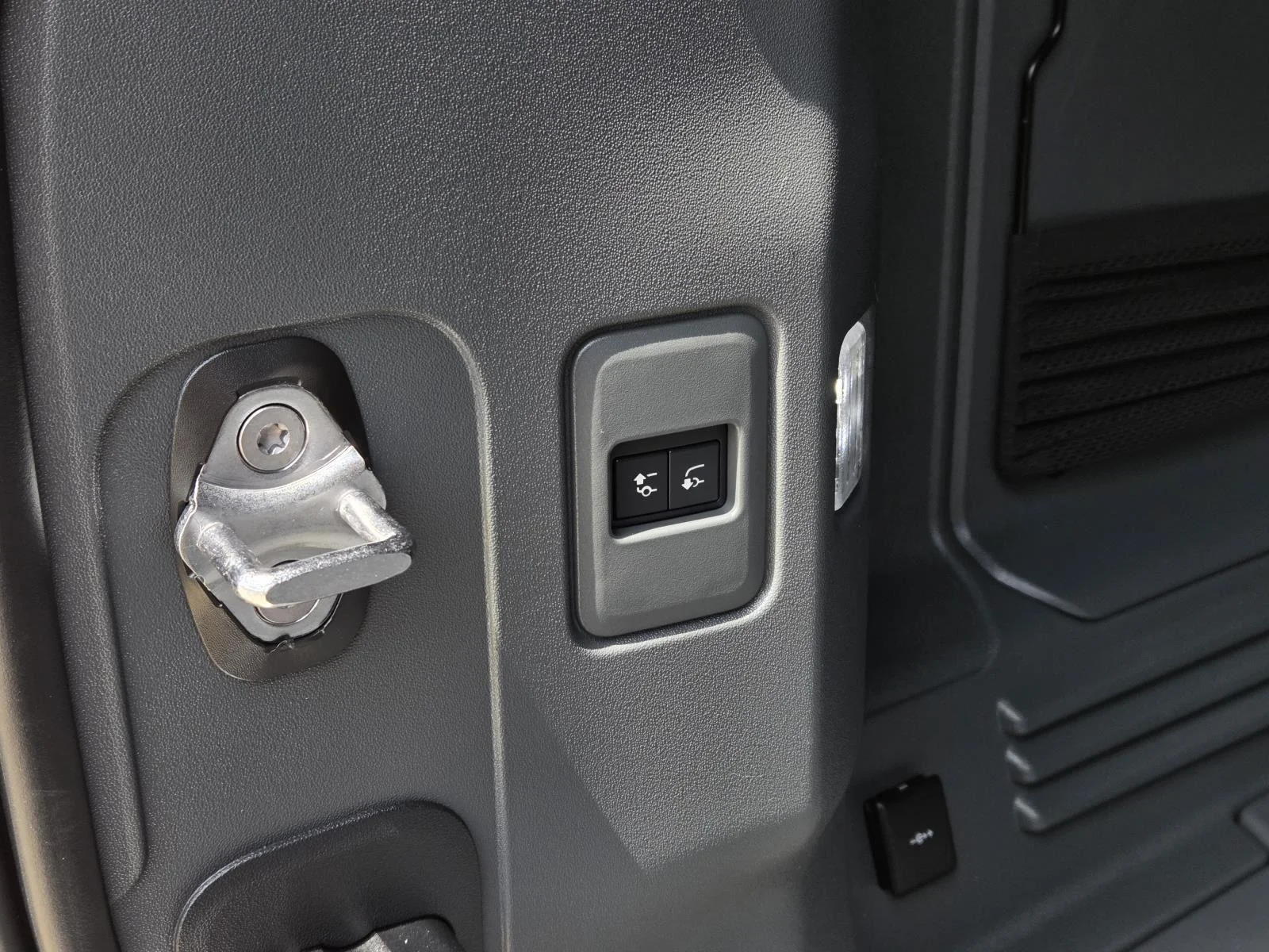 Certified Used 2023  Land Rover X-Dynamic SE image 12