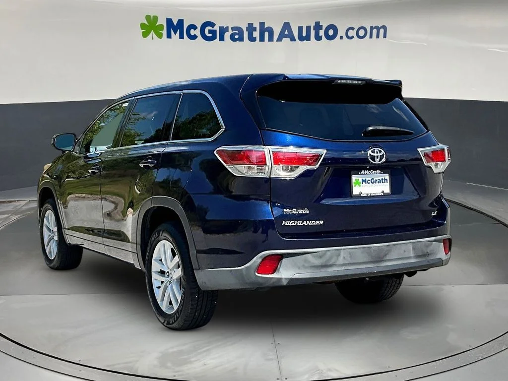 Used 2015 Blue Toyota LE image 4