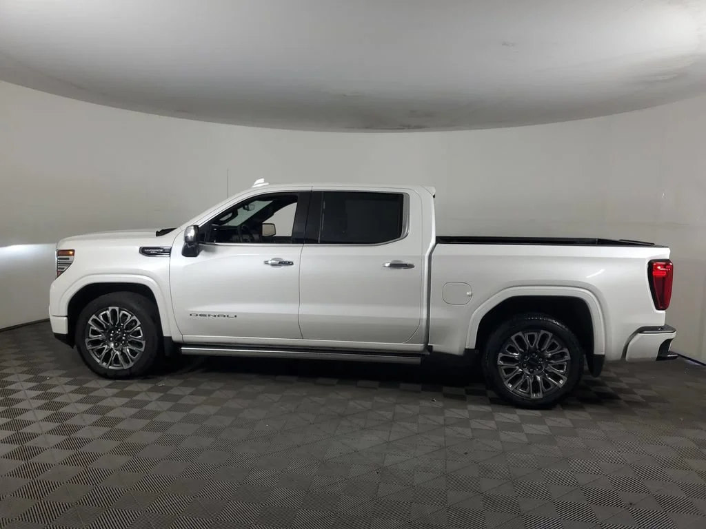 Used 2025 White Frost Tricoat GMC Denali Ultimate image 7