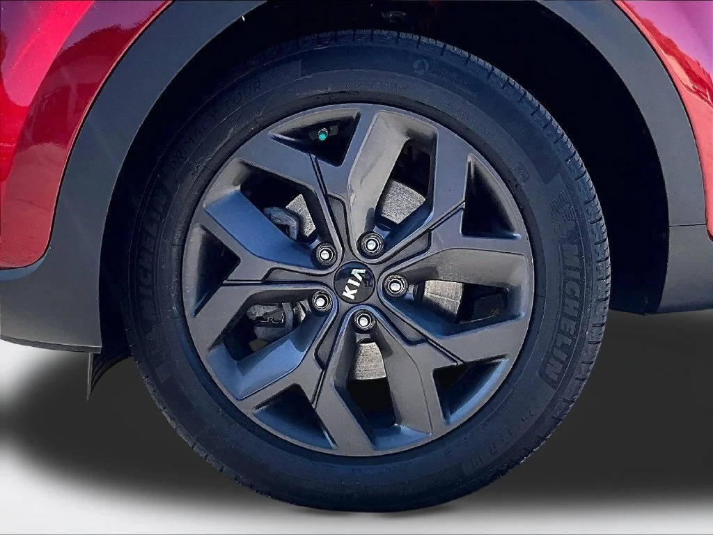 Used 2021 Red Kia S image 10