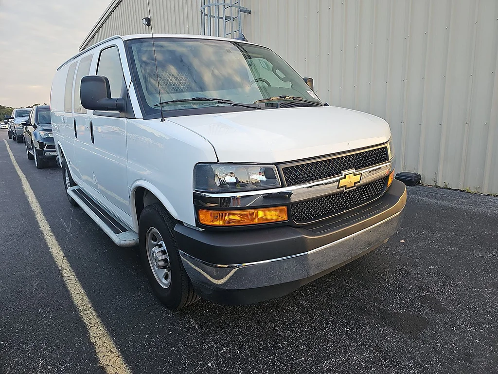 Used 2025 Summit White Chevrolet  image 2