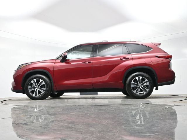 Used 2022 Ruby Flare Pearl Toyota XLE image 29