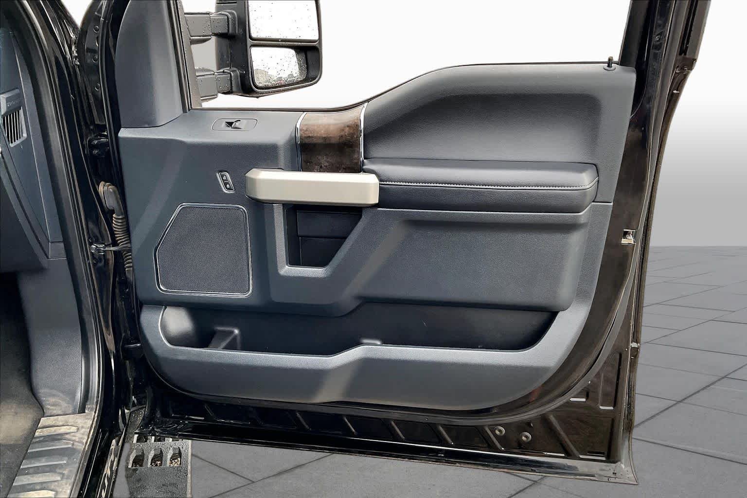 Used 2022 Agate Black Metallic Ford LARIAT image 22