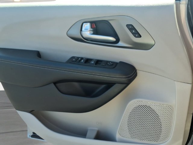 Used 2024  Chrysler Touring L image 12