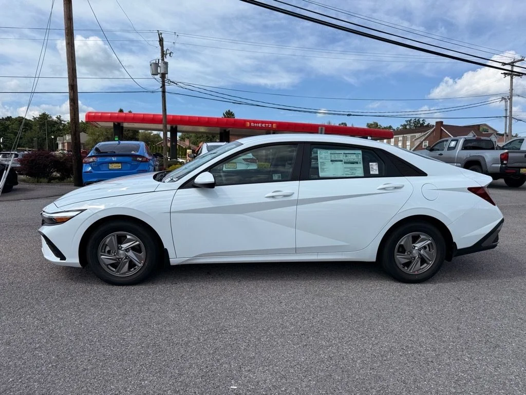 Used 2025 White Hyundai SE image 3