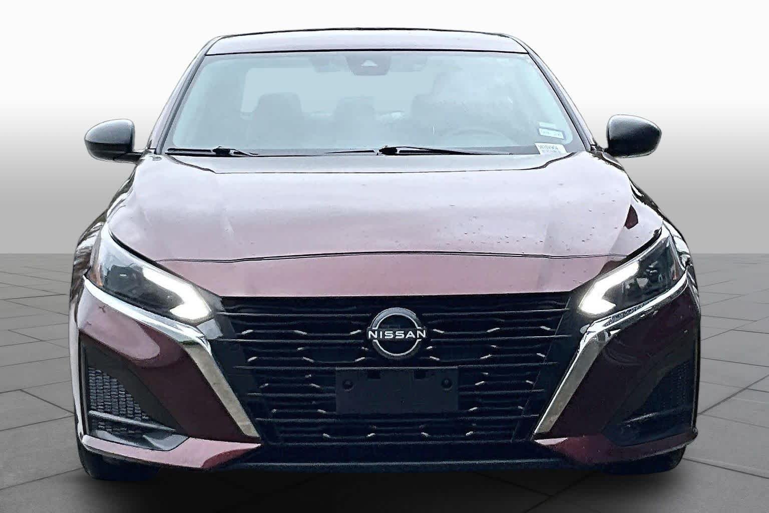 Used 2025 Garnet Pearl Metallic Nissan SV image 4