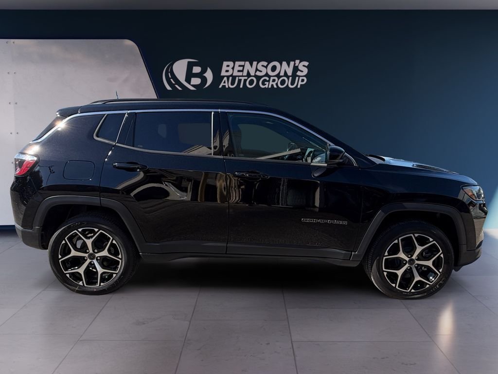 New 2026 Diamond Black Crystal Pearl-Coat Exterior Paint Jeep Limited image 6