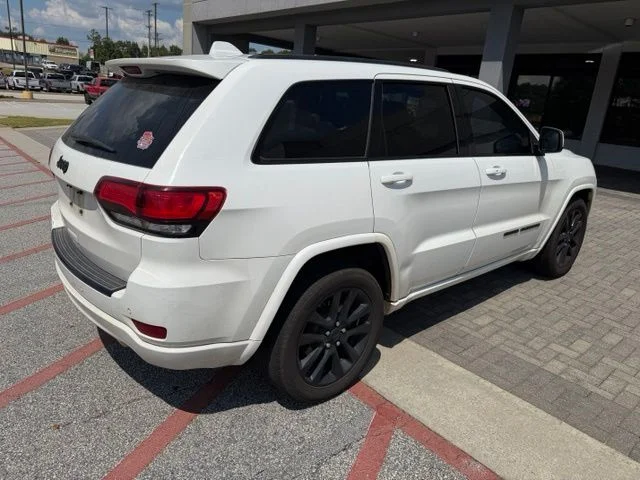 Used 2018 White Jeep Altitude image 4