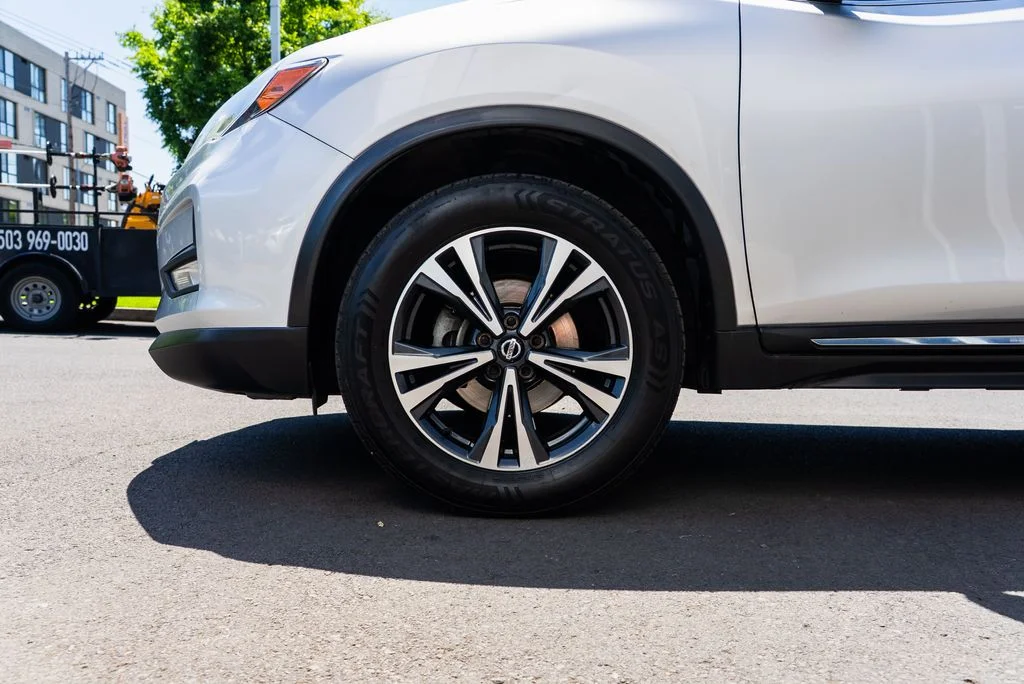 Used 2018 Silver Nissan SL image 7