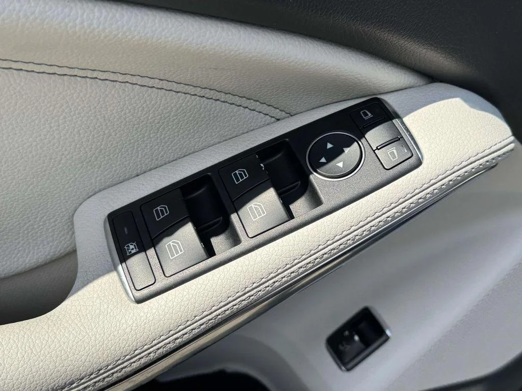 Used 2018 Cavansite Blue Metallic Mercedes-Benz 4MATIC® image 14