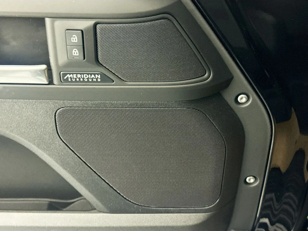 New 2026 Santorini Black Land Rover X-Dynamic SE image 17