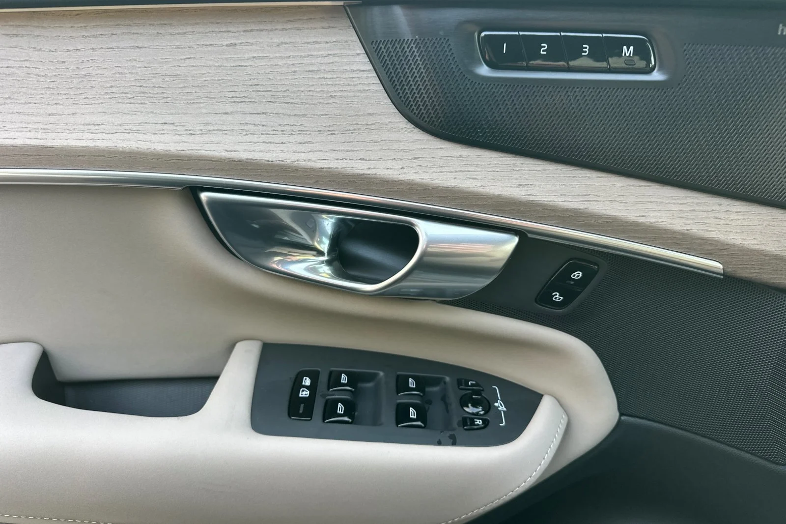 2026 Volvo XC90 Plus - Photo 8