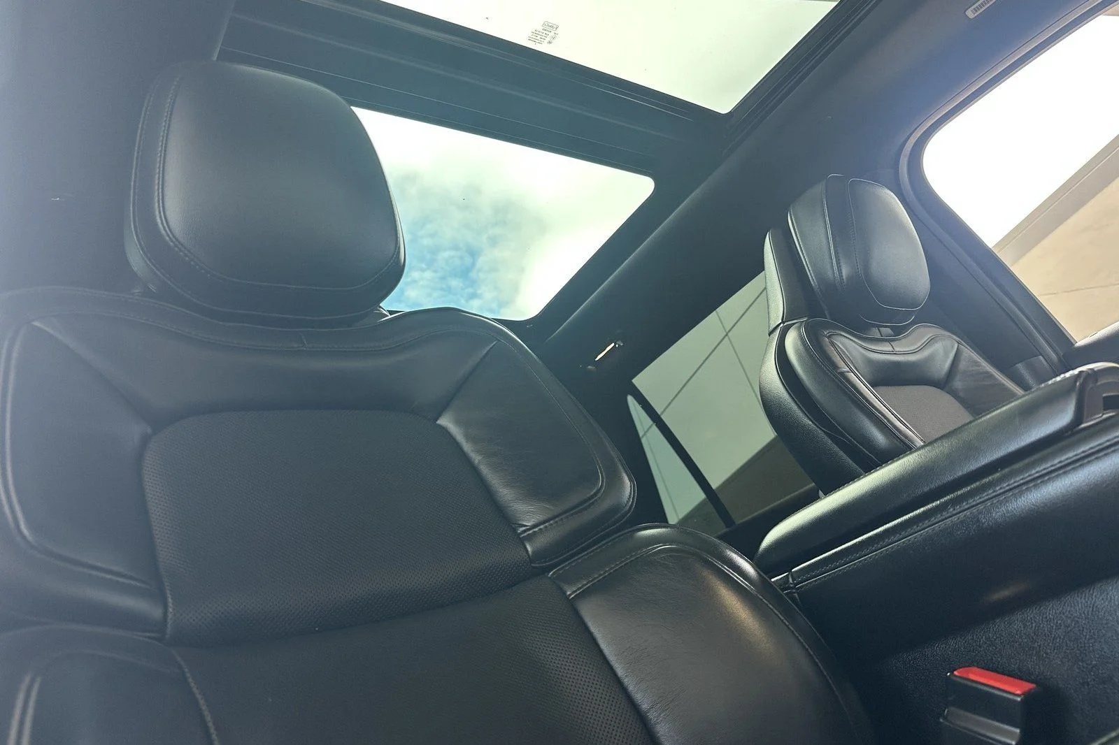 Used 2019 White Platinum Clearcoat Metallic Lincoln Reserve image 13