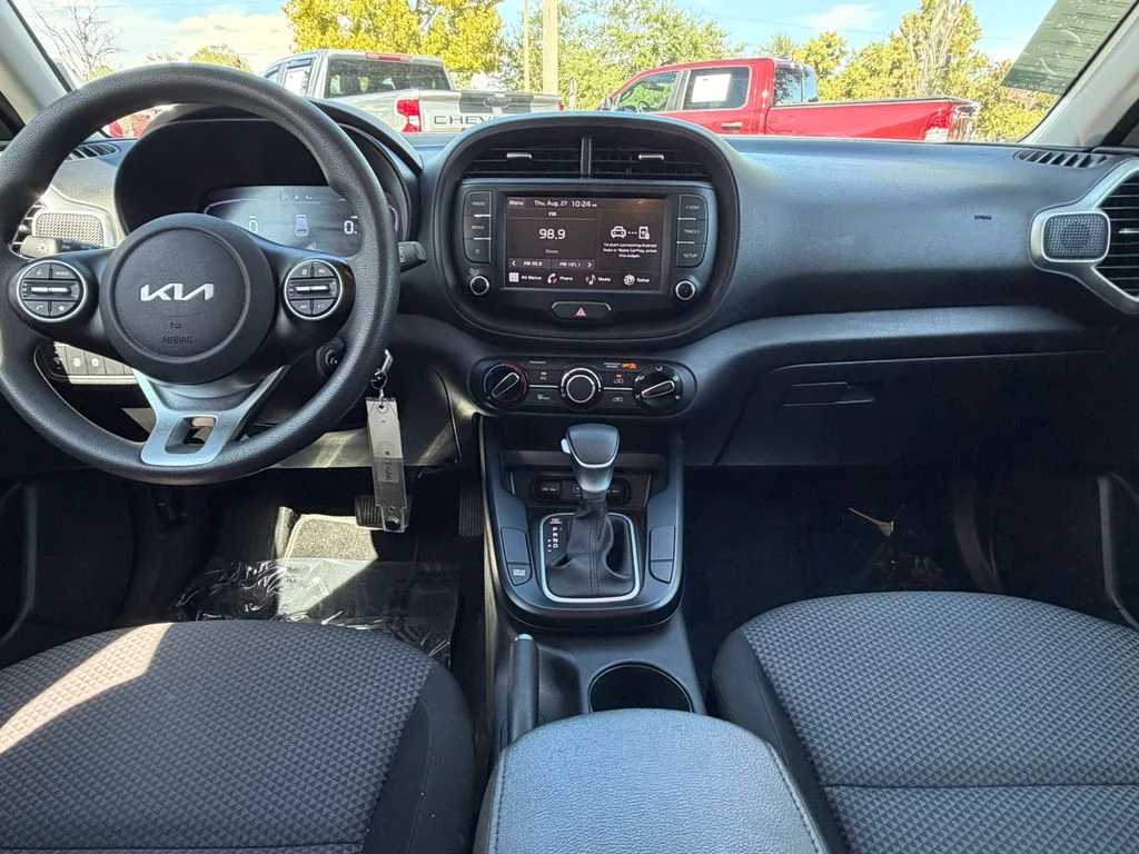 2024 Kia Soul LX - Photo 13