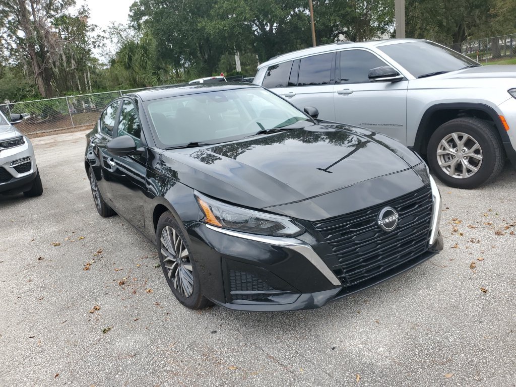 Used 2025 Black Nissan 2.5 SV image 1