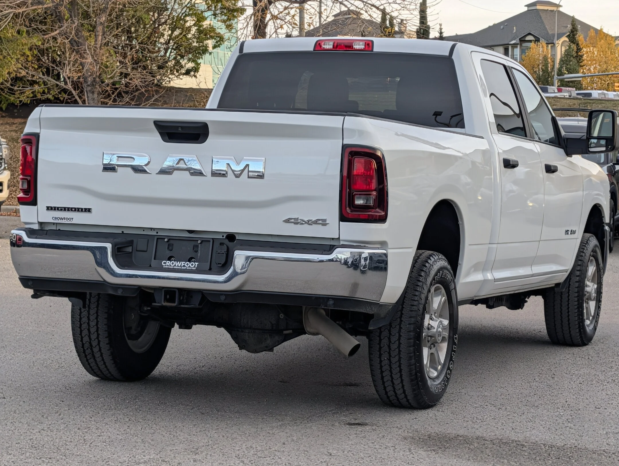 Used 2025 White RAM Big Horn - Level I - 6.4L HEMI - Apple CarPla - Big Horn 4x4 Crew Cab 64 Box image 8