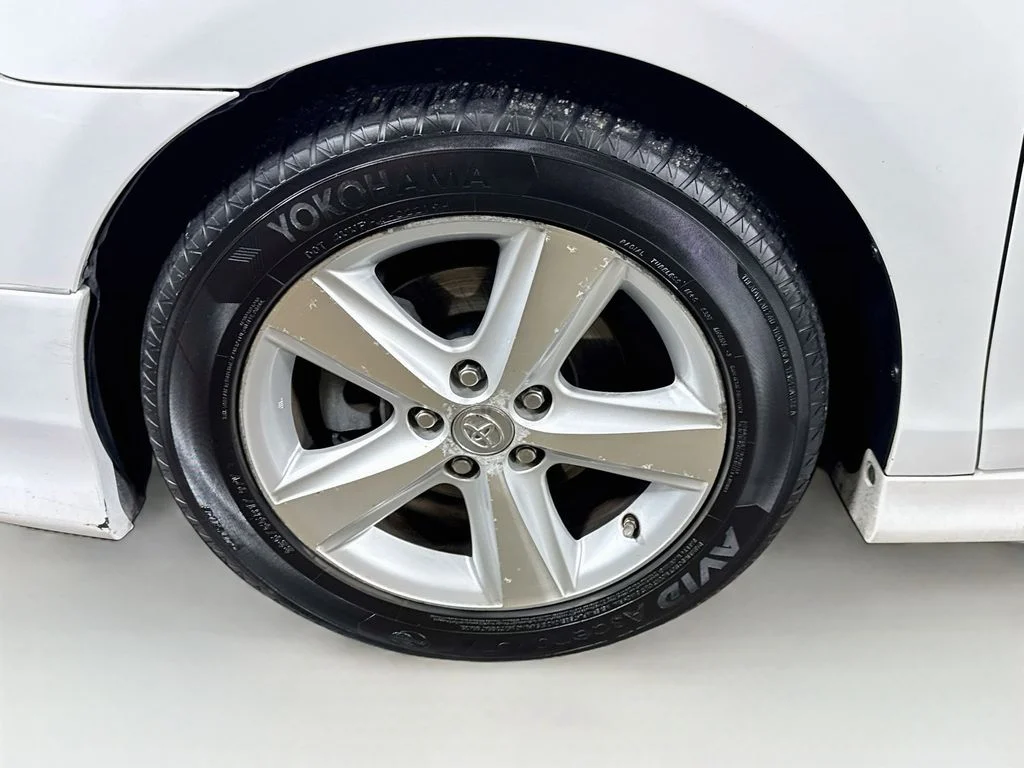 Used 2010 White Toyota LE image 36