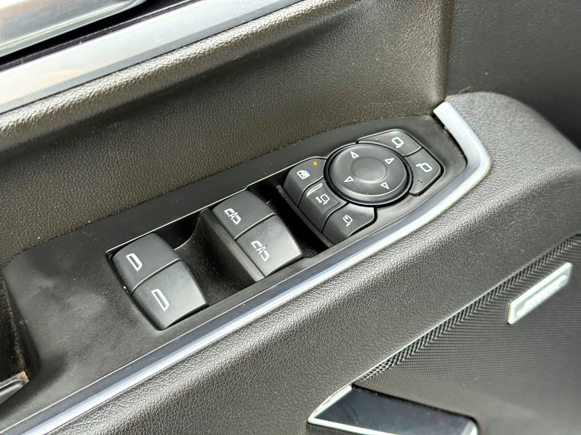 Used 2025 Summit White Chevrolet LTZ image 16
